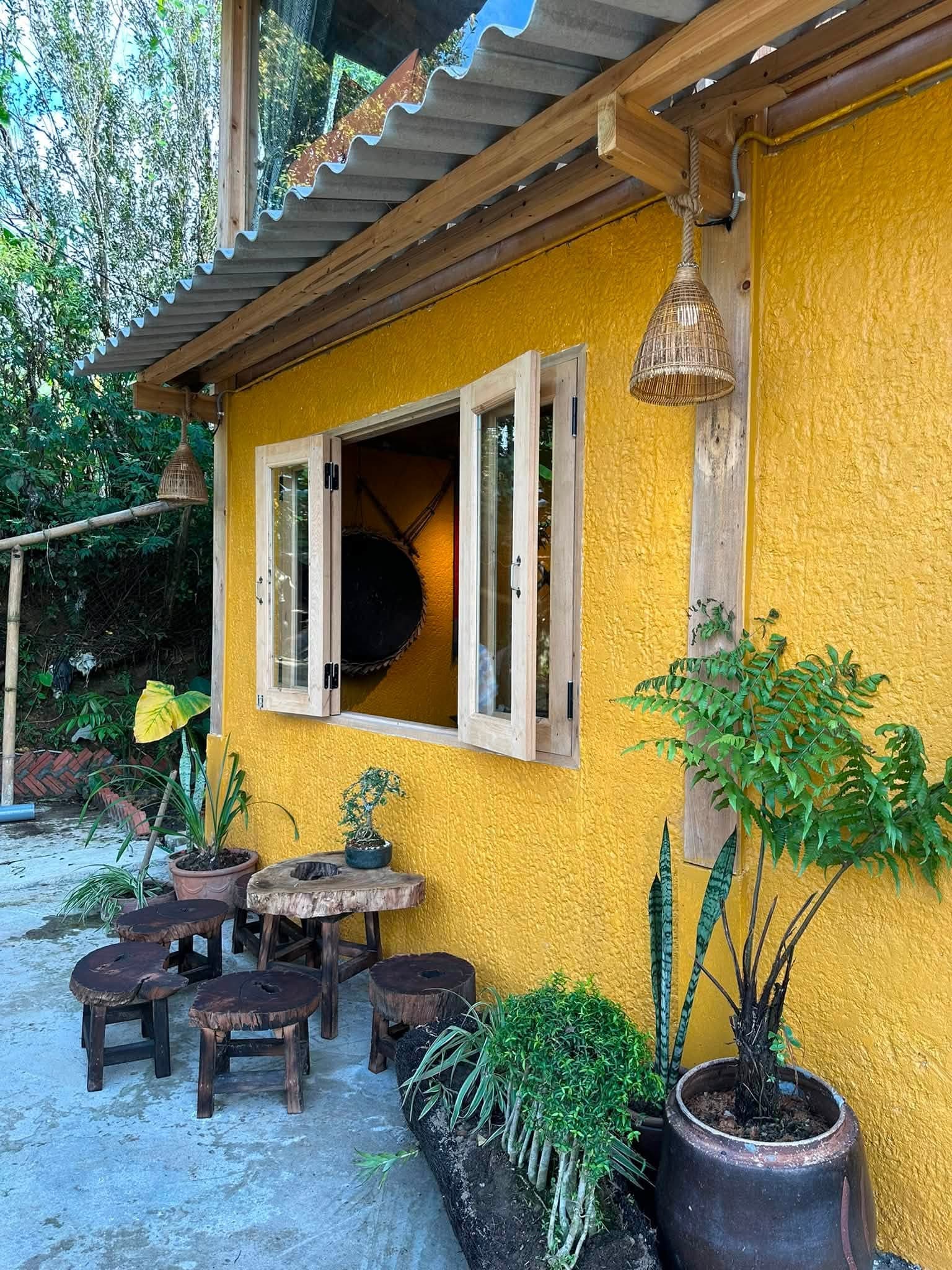 Tường vàng và cửa sổ gỗ của Cloud Valley